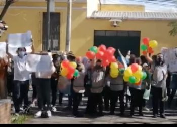 Padres de familia realizan manifestación solicitando clases presenciales