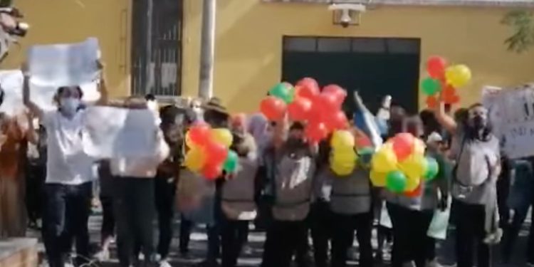 Padres de familia realizan manifestación solicitando clases presenciales