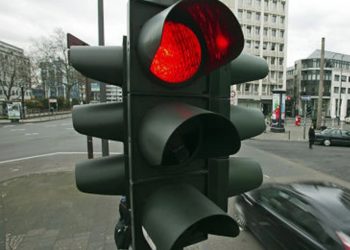 Instalación de semáforos inteligentes en zona 1 incluye cierres nocturnos