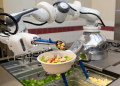 Instalan un brazo robótico en una cafeterí­a de una base militar de EE.UU. capaz de asar bistecs y preparar ensaladas en 15 minutos