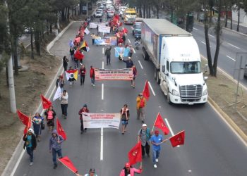Integrantes del Comité de Unidad Campesina CUC instalan punto de resistencia frente al Congreso