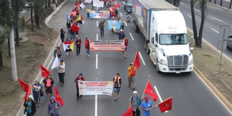 Integrantes del Comité de Unidad Campesina CUC instalan punto de resistencia frente al Congreso