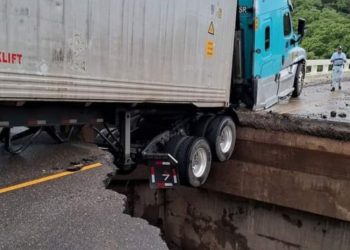 Intensas lluvias provocan socavamiento en Jutiapa: Puente y vehículo de carga afectados