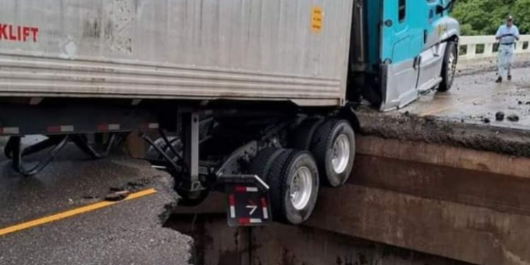Intensas lluvias provocan socavamiento en Jutiapa: Puente y vehículo de carga afectados