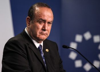 Interponen amparo contra el Presidente Giammattei y el canciller Mario Búcaro