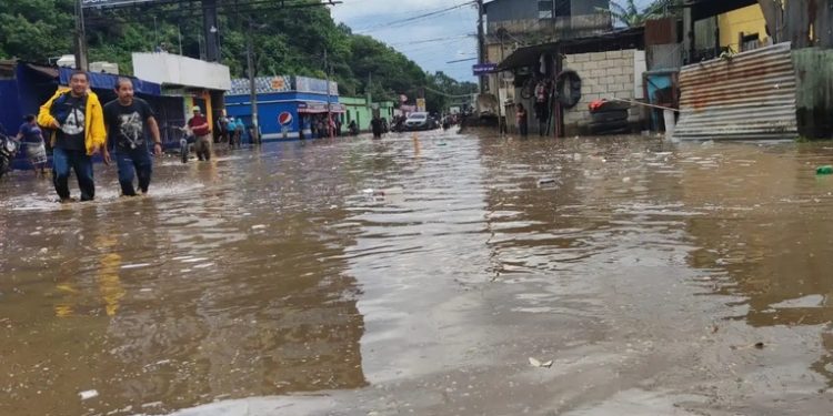 Inundaciones en San Miguel Petapa, Villa Canales y Villa Nueva tras el desbordamiento del río Platanitos