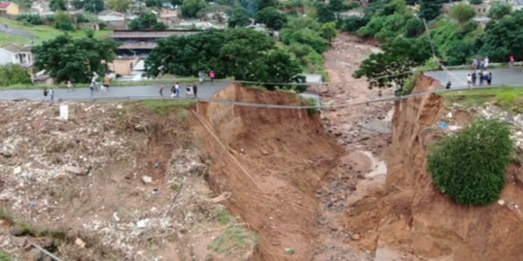 Inundaciones en Sudáfrica ya dejan casi 450 muertos