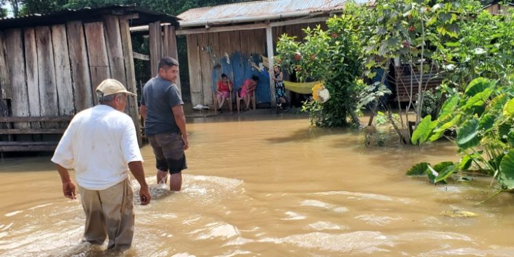 Inundaciones obligan a desplazamiento de más de 30 personas a albergues en La Libertad, Petén