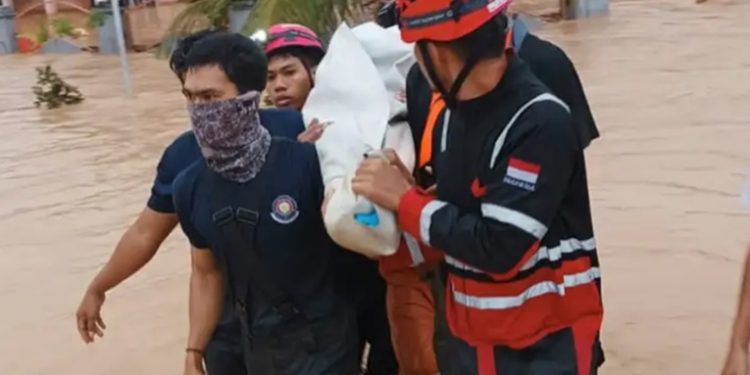Inundaciones y deslizamientos dejan 14 muertos en Indonesia
