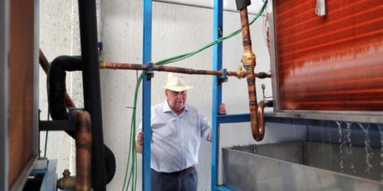 Inventor español crea máquina que produce agua potable