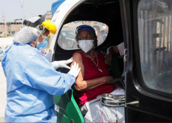 Investigan casos de jeringas vací­as en vacunación contra el covid-19 en Perú