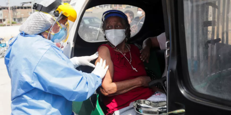 Investigan casos de jeringas vací­as en vacunación contra el covid-19 en Perú