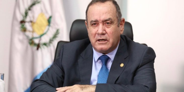 Investigan posible soborno de rusos a presidente Alejandro Giammattei