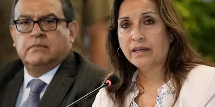 Investigarán a presidenta de Perú por no declarar relojes