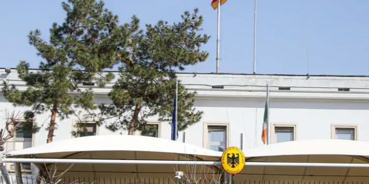 Irán cita a embajador alemán por cierre de centros islámicos