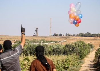 Israel ataca posiciones de Hamás en respuesta a globos incendiarios