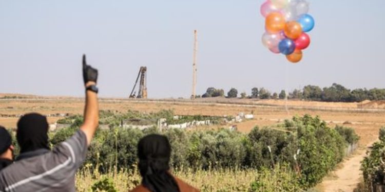 Israel ataca posiciones de Hamás en respuesta a globos incendiarios