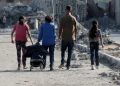 Israel bombardea Deir al Balah, pese a evacuados de Gaza