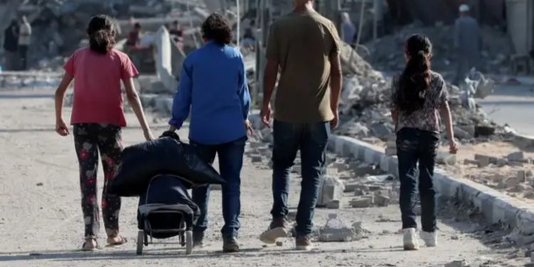 Israel bombardea Deir al Balah, pese a evacuados de Gaza