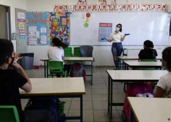 Israel sancionará a profesores no vacunados y sin test negativo