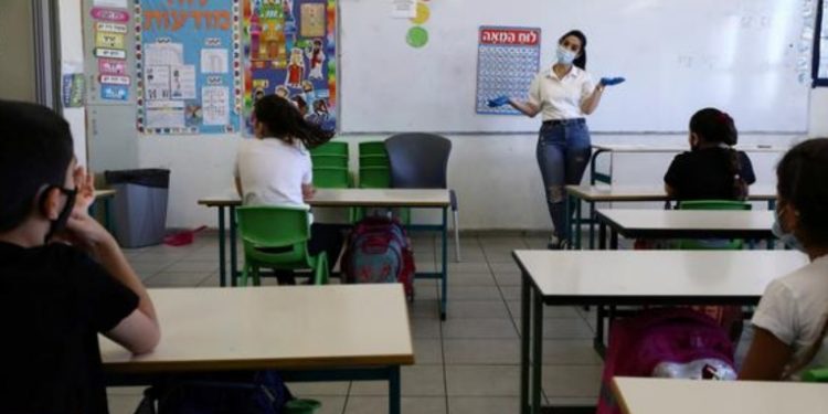 Israel sancionará a profesores no vacunados y sin test negativo