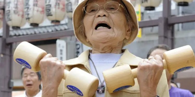 Japón estima que unos 68.000 ancianos morirían solos en 2024