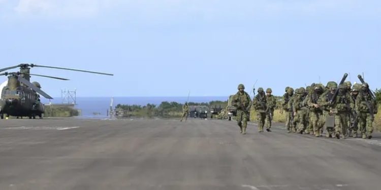 Japón planea adaptar 16 puertos y aeropuertos para defensa