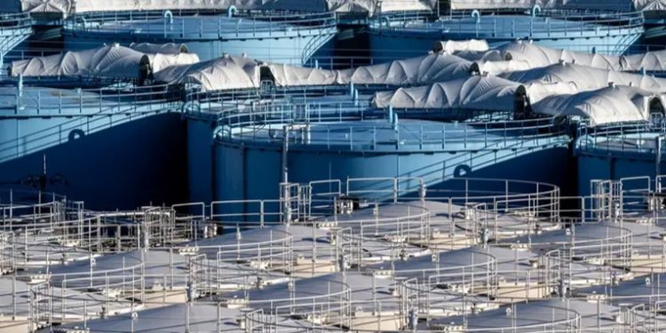 Japón suspende vertido de Fukushima tras fuerte sismo