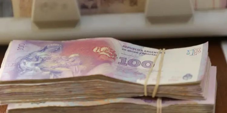 Javier Milei aumenta en 30% el salario mínimo de Argentina