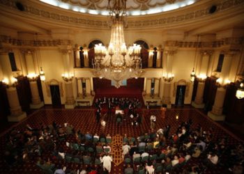 Jefes de bloque de diferentes bancadas son citados en el salón de banderas