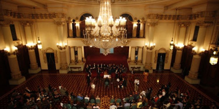 Jefes de bloque de diferentes bancadas son citados en el salón de banderas