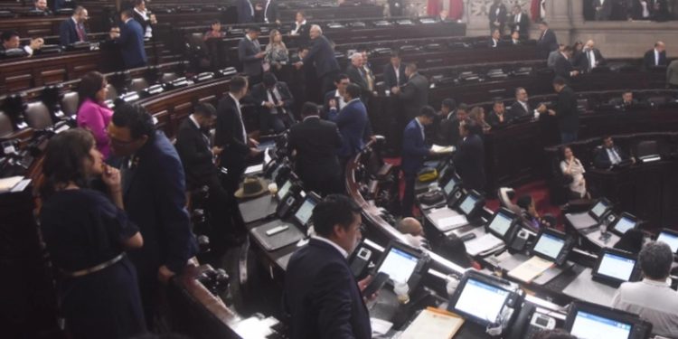 Jefes de bloque debatirán hoy la continuación de la interpelación al ministro Francisco Jiménez