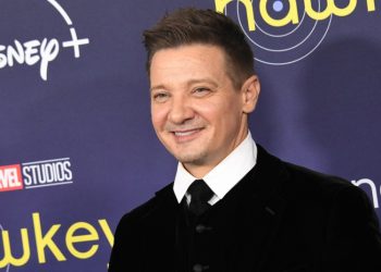Jeremy Renner publica un video de su recuperación desde el hospital