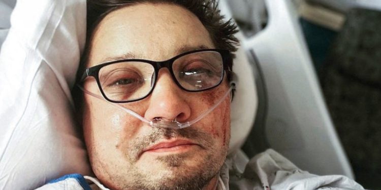 Jeremy Renner revela que se rompió más de 30 huesos en su accidente con una quitanieves
