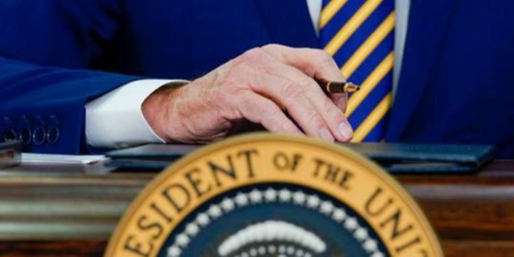 Joe Biden firma una ampliación del presupuesto de Defensa estadounidense del 5%