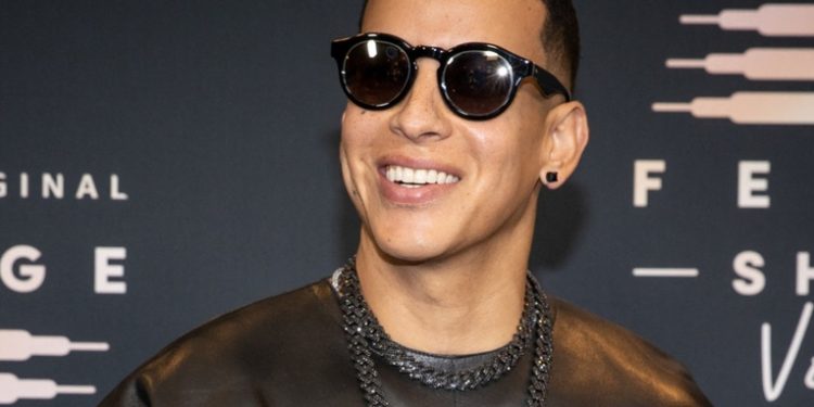 Joven de 18 años realizó estafa millonaria con venta de entradas al recital de Daddy Yankee y ahora la busca Interpol