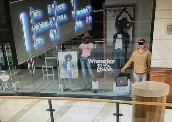Joven se hace pasar por un maniquí para robar en un centro comercial