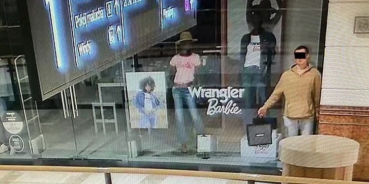 Joven se hace pasar por un maniquí para robar en un centro comercial