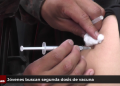 Jóvenes buscan segunda dosis de vacuna