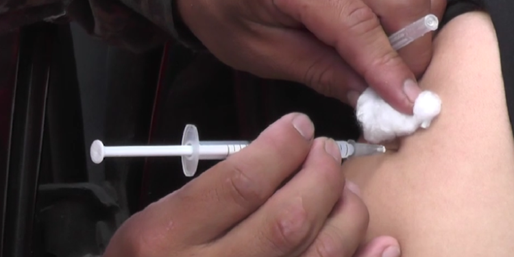 Jóvenes buscan segunda dosis de vacuna