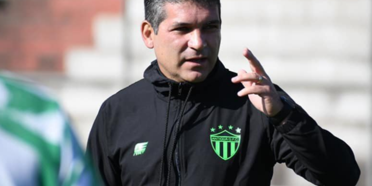 Juan Torres deja de ser entrenador de Antigua GFC