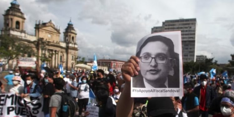 Jueces y fiscales del Triángulo Norte se van al exilio por persecución