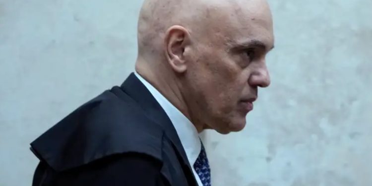 Juez amenaza a Elon Musk con suspender X en Brasil