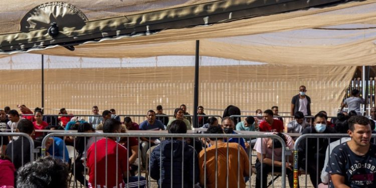 Juez de EE.UU. bloquea norma que permití­a expulsar migrantes a México de inmediato