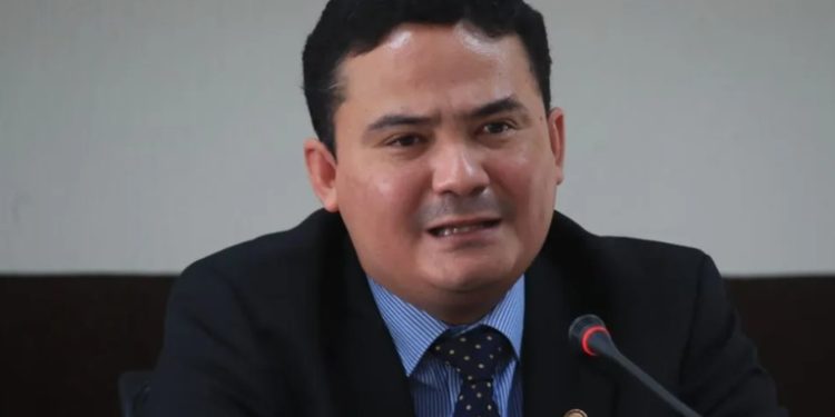 Juez Fredy Orellana ordena proceso contra cuatro empleadas del TSE por presunta inscripción irregular de SEMILLA