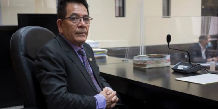 Juez pide amparo y no ser investigado en Guatemala