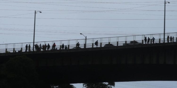 Jueza suspende temporalmente el desalojo del asentamiento Dios es Fiel bajo el puente del Incienso