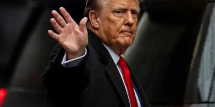 Juicio penal a Donald Trump es aplazado al 15 de abril