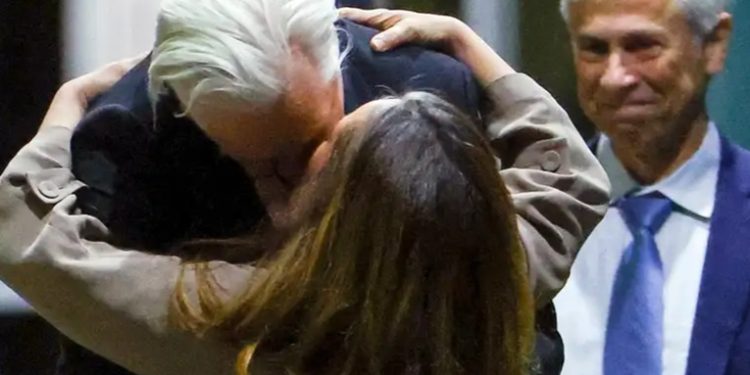 Julian Assange llega a Australia tras formalizar su libertad