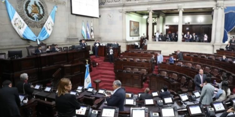 Junta de jefes de bloque convoca al ministro de Salud por situación de salud en el país